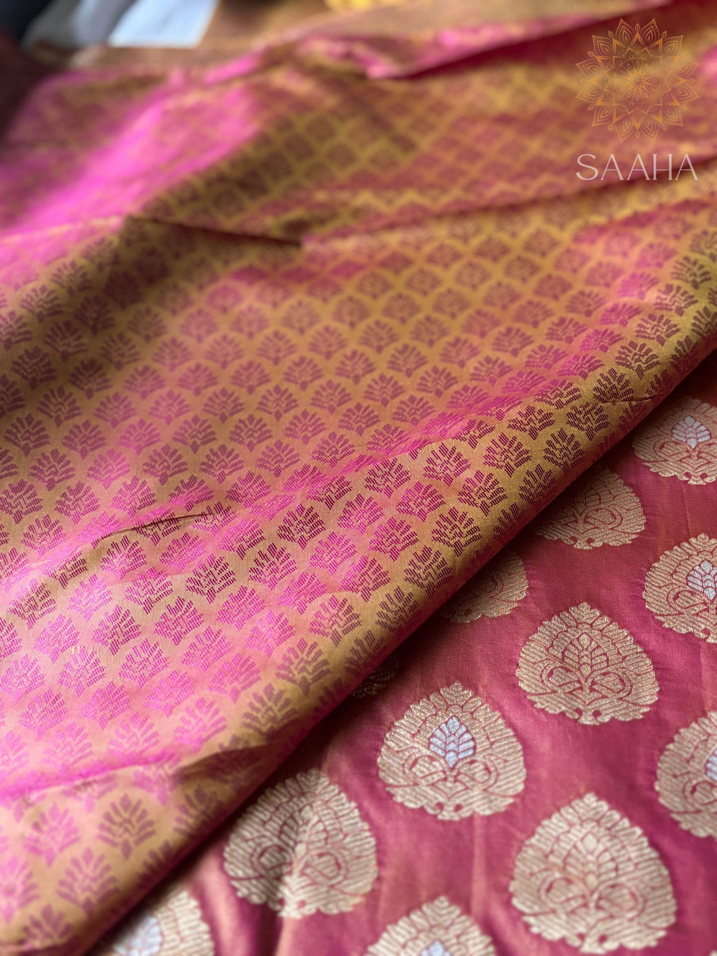 KOMOLIKA_Dual Tone Blended Banarasi Silk Saree