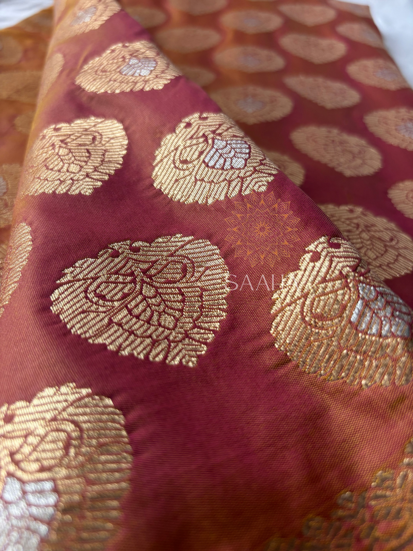 KOMOLIKA_Dual Tone Blended Banarasi Silk Saree
