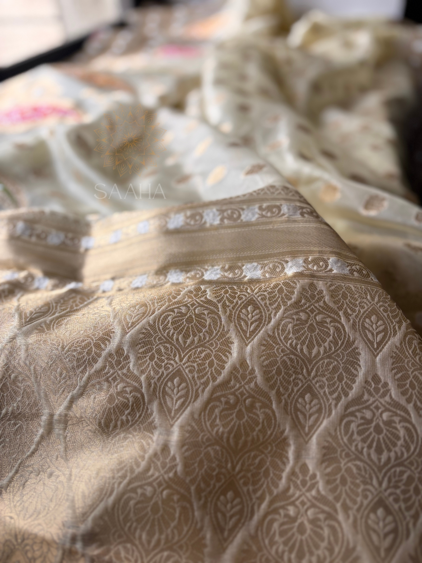 Paisley Paradise_Off-White Organza Silk Saree
