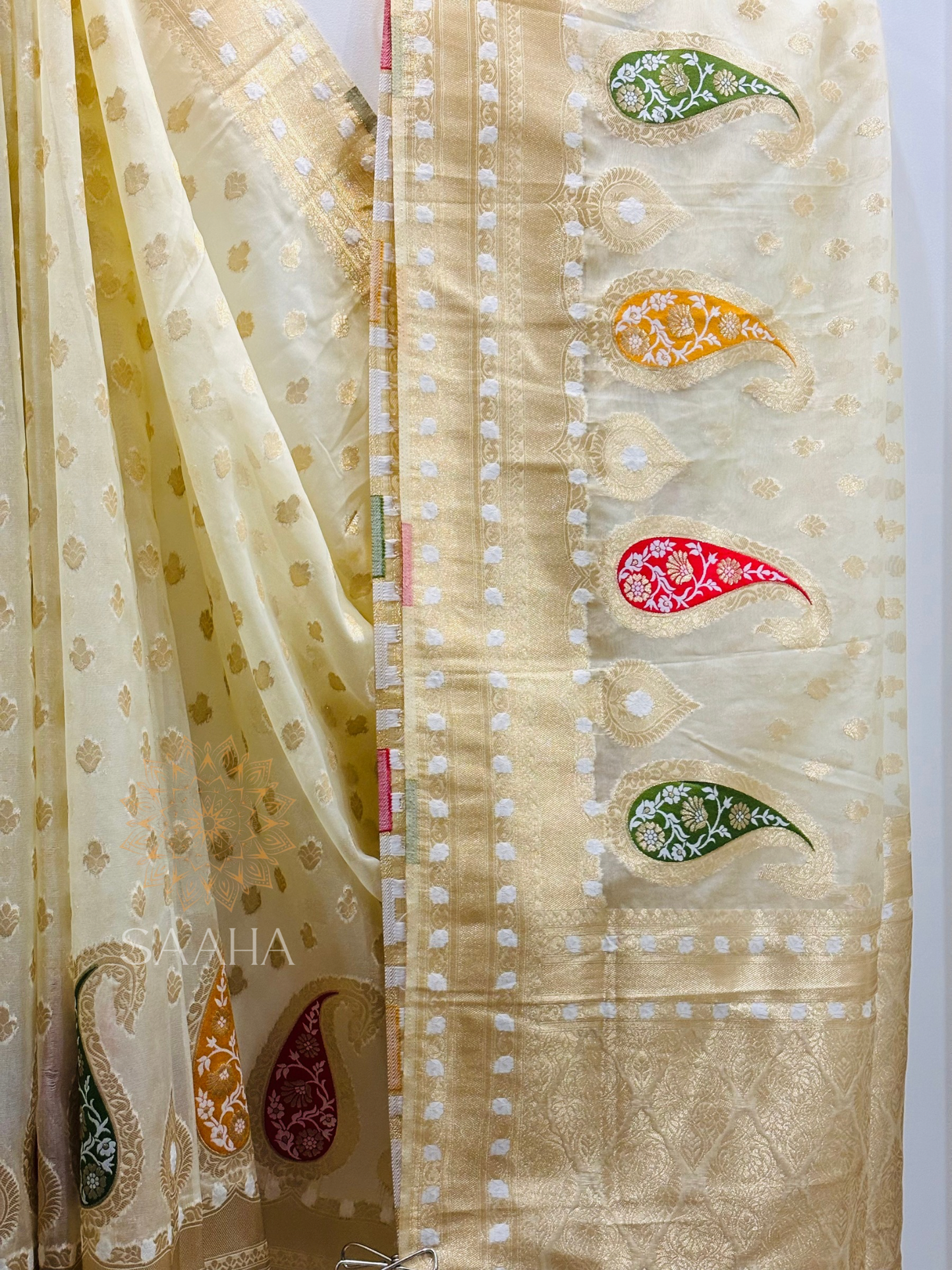 Paisley Paradise_Off-White Organza Silk Saree